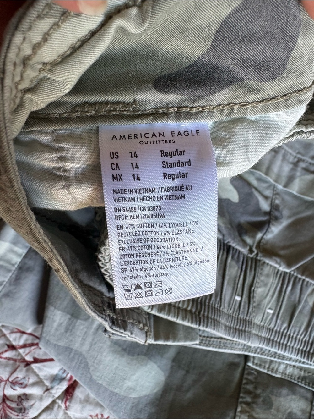 American Eagle Outfitters Women’s Camo Cargo Pants in Olive/Gray - Picture 4 of 5